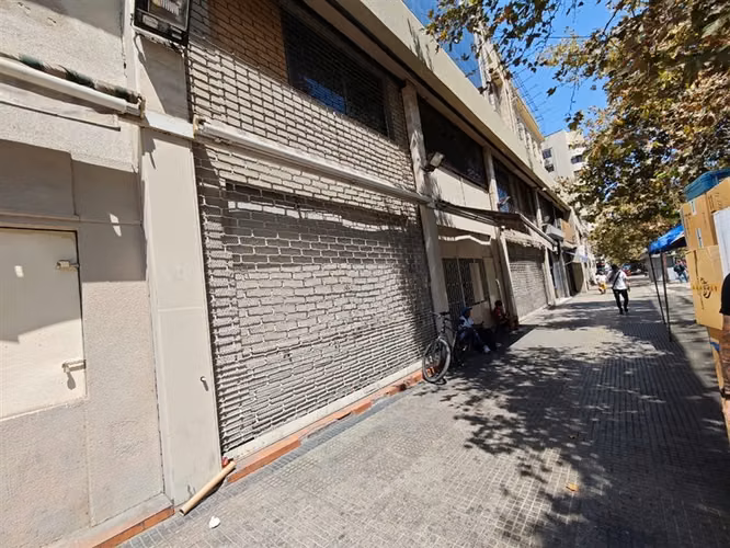 Gran Local Comercial con frente a ALAMEDA, Metro U de Chile