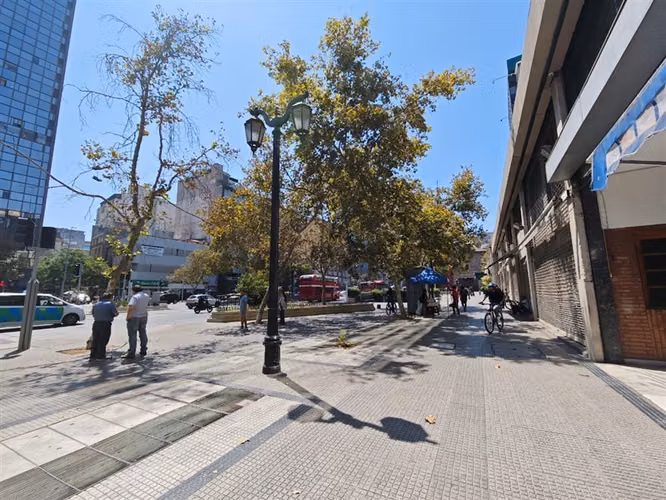 Gran Local Comercial con frente a ALAMEDA, Metro U de Chile