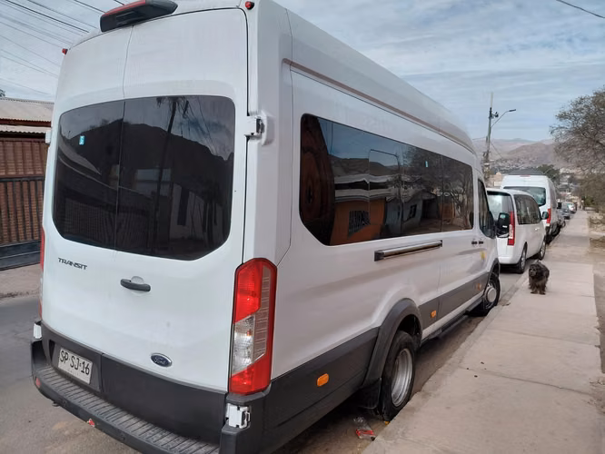 ¡Excelente oportunidad! Ford Transit Bus 17+1 Año 2024 – Solo 91.430 km – Lista para trabajar 