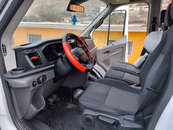 ¡Excelente oportunidad! Ford Transit Bus 17+1 Año 2024 – Solo 91.430 km – Lista para trabajar 