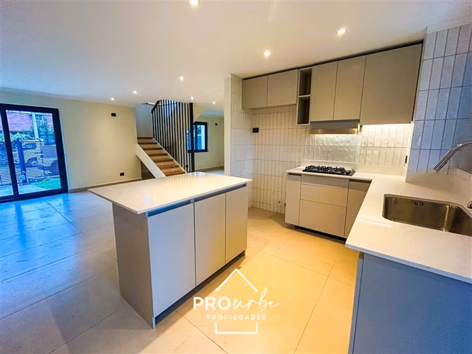 Casa nuva en venta de 3 dorm. en Las Condes
