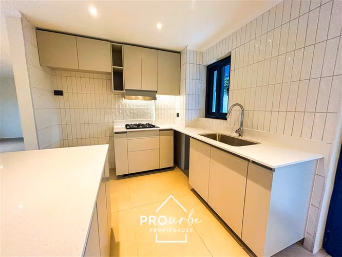 Casa nuva en venta de 3 dorm. en Las Condes
