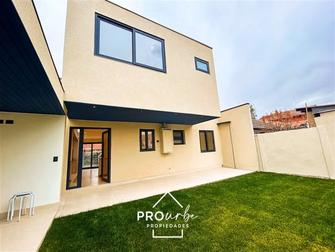 Casa nuva en venta de 3 dorm. en Las Condes
