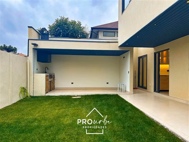 Casa nuva en venta de 3 dorm. en Las Condes