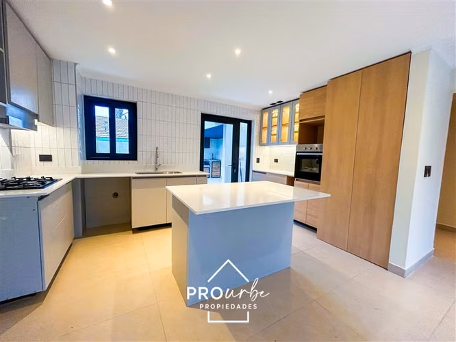 Casa nuva en venta de 3 dorm. en Las Condes