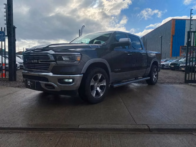 RAM 1500 LARAMIE 5.7 2020