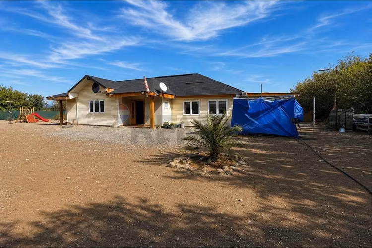 Parcela 5.800 m² con casa y piscina