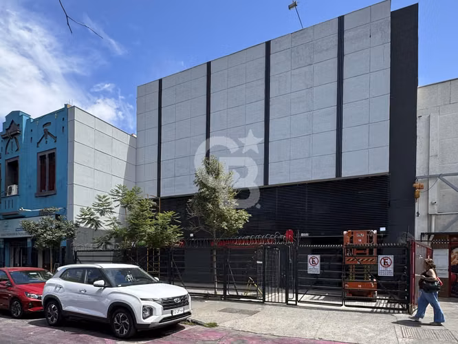 Edificio comercial en calle San Pablo