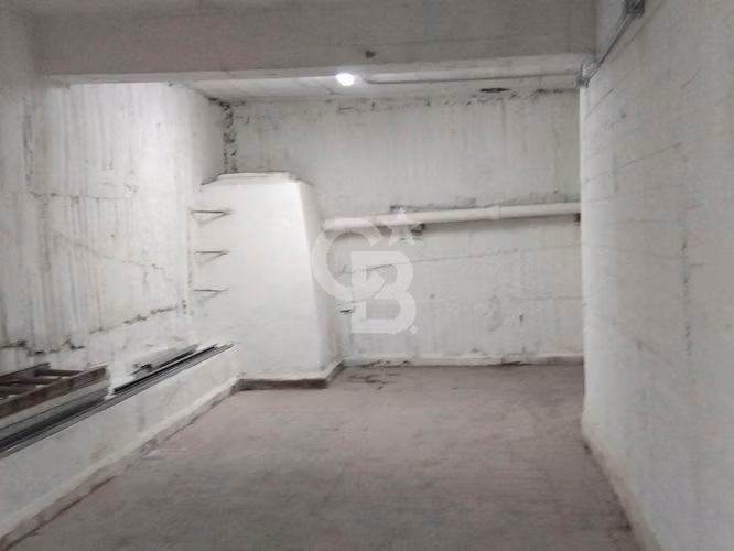 Edificio comercial en calle San Pablo