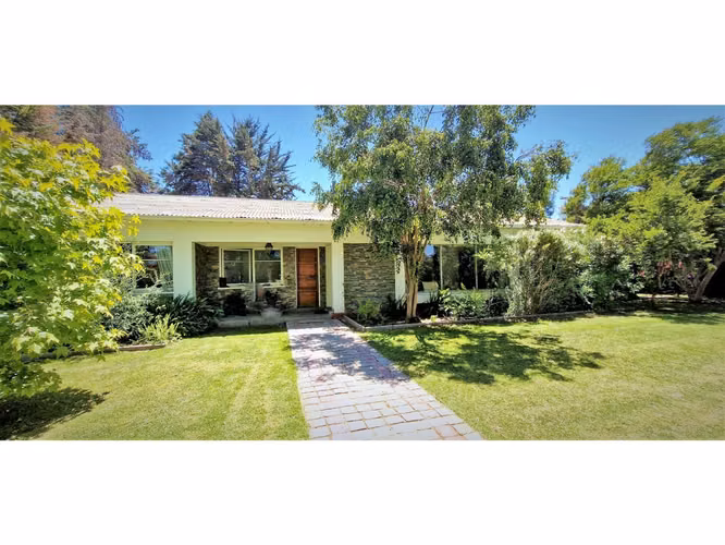 Venta de casa en Quillota, paradero 8, con 244 m2., sitio de 1.400 m2. 350 M$