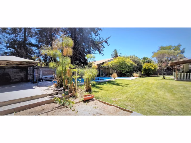 Venta de casa en Quillota, paradero 8, con 244 m2., sitio de 1.400 m2. 350 M$