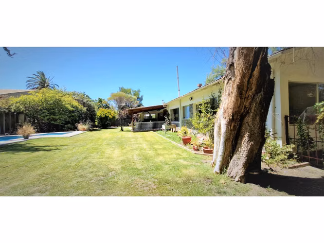 Venta de casa en Quillota, paradero 8, con 244 m2., sitio de 1.400 m2. 350 M$