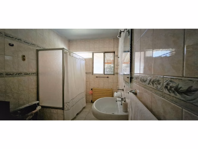 Venta de casa en Quillota, paradero 8, con 244 m2., sitio de 1.400 m2. 350 M$