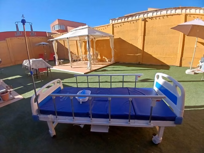 Se vende Cama clínica con colchón antiescaras