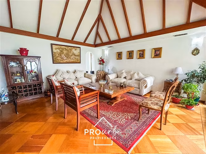 Casa en venta de 5 dorm. en Las Condes