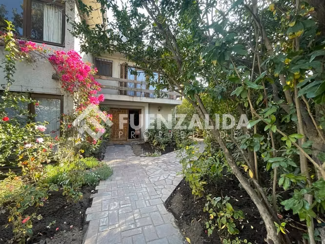 Amplia casa en venta 5 dormitorios en Las Condes, ERZ