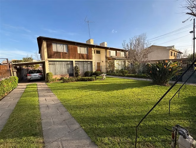 Casa en venta de 4 dorm. en La Reina / Country Club
