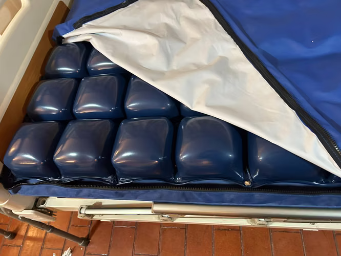 Vendo Cama Clinica y accesorios