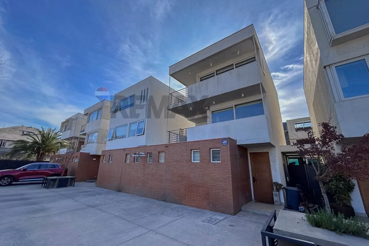 Townhouse 3d + serv en sector sebastián elcano