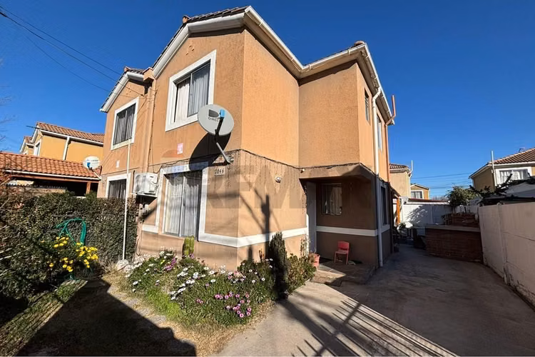 Casa en buin: 3d/2b con terraza y jardín