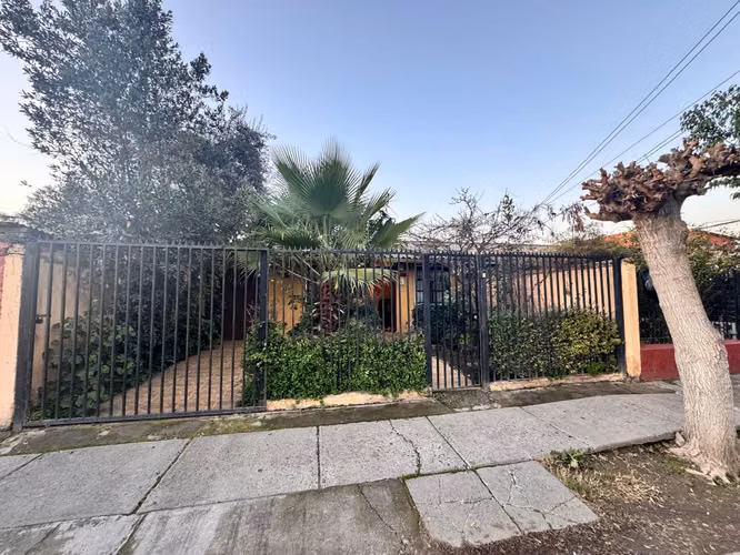 Se Vende: Casa c/Salón Multiuso y Patio – $77.000.000