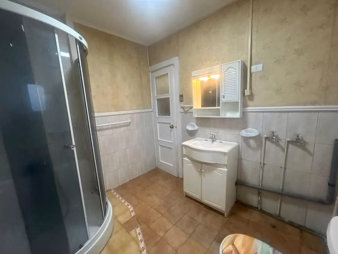 ARRIENDO CENTRICA CASA ESQUINA CON AMPLIOS ESPACIOS