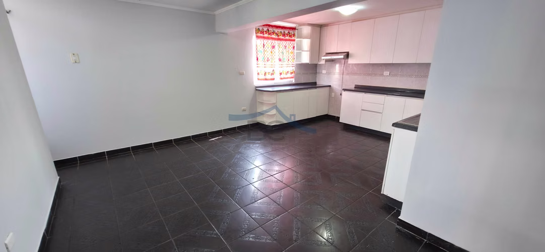 Se vende gran casa esquina ampliada sólida. (176354)