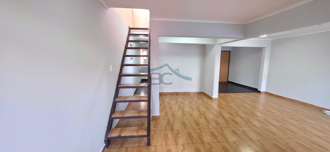Se vende gran casa esquina ampliada sólida. (176354)