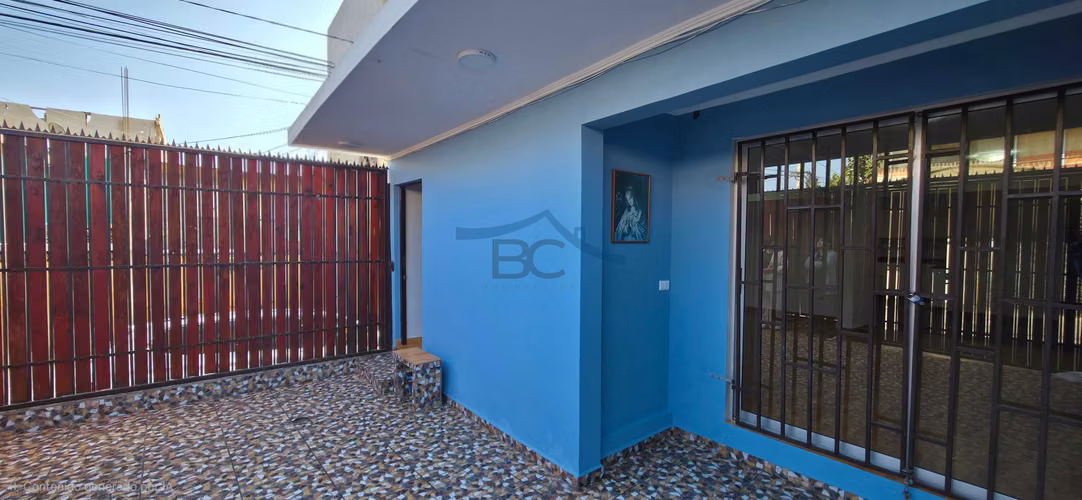 Se vende gran casa esquina ampliada sólida. (176354)