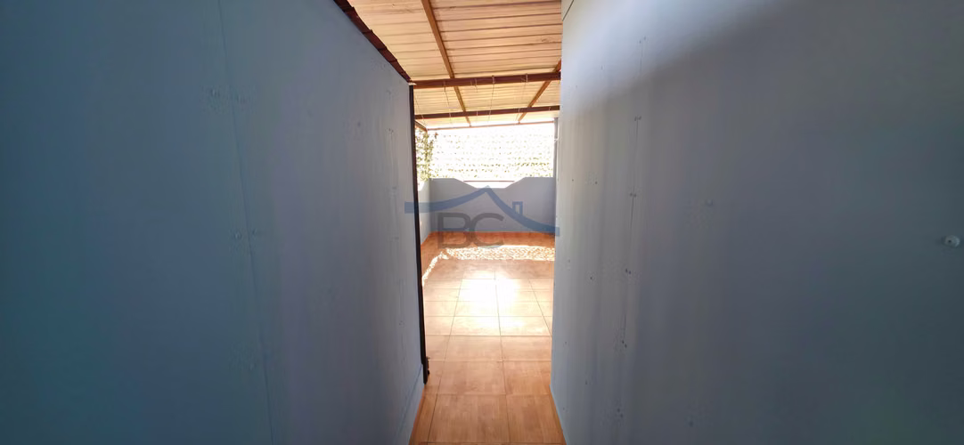 Se vende gran casa esquina ampliada sólida. (176354)