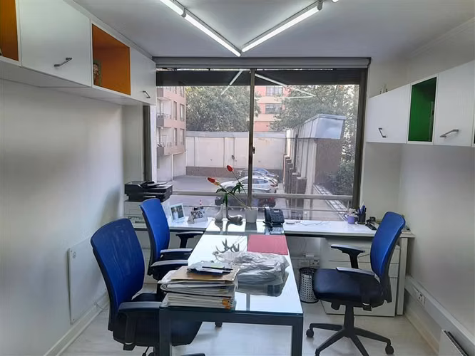 133 m2 4 baños construida el 2012, 4 estacionamientos 2 bod