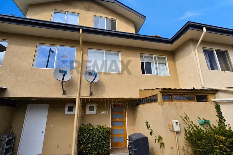 En venta casa en valle grande, 3 pisos, jardín.
