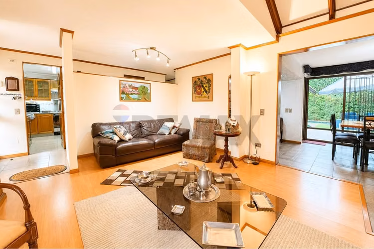 Venta casa sector montenegro 4d+4b con piscina