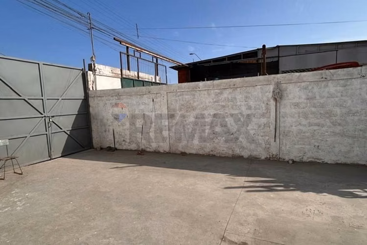 Casa de 3 pisos para empresa