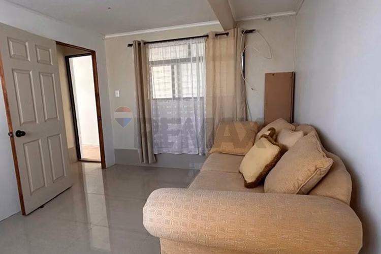 Casa de 3 pisos para empresa