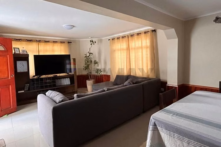 Casa de 3 pisos para empresa