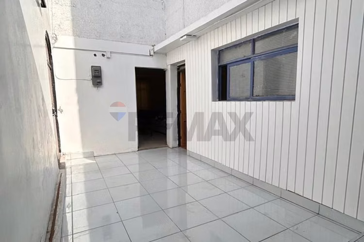 Casa de 3 pisos para empresa