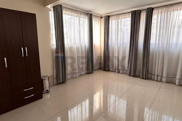 Casa de 3 pisos para empresa