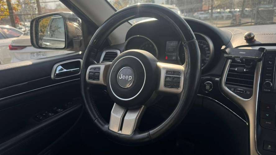 JEEP GRAND CHEROKEE 5.7 OVERLAND HEMI 4X4 AT 5P (2012)