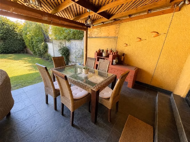 Casa en venta de 3 dorm. en La Reina JARDIN CON PISCINA