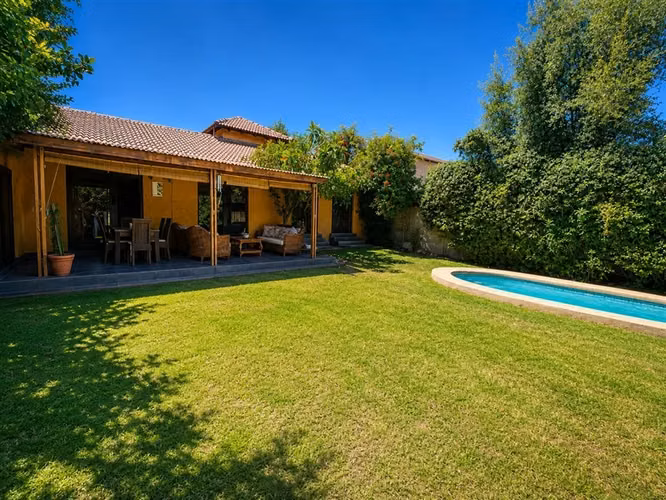 Casa en venta de 3 dorm. en La Reina JARDIN CON PISCINA