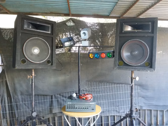 AMPLIFICACION Y LUCES SISTEMA COMPLETO