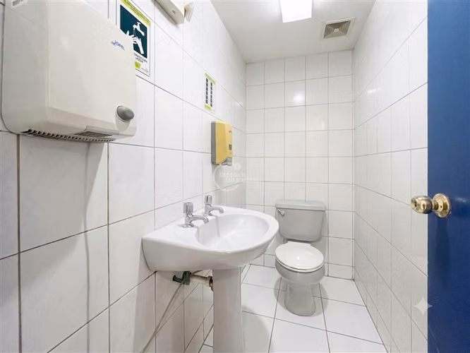 Local en Arriendo Metro Plaza de Armas 110 m2, 2 baños.