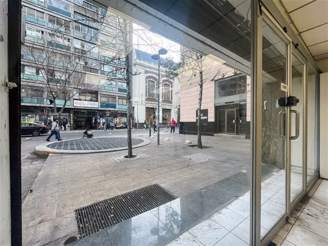 Local en Arriendo Metro Plaza de Armas 110 m2, 2 baños.