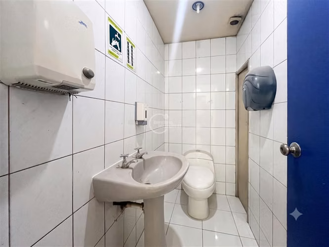 Local en Arriendo Metro Plaza de Armas 110 m2, 2 baños.