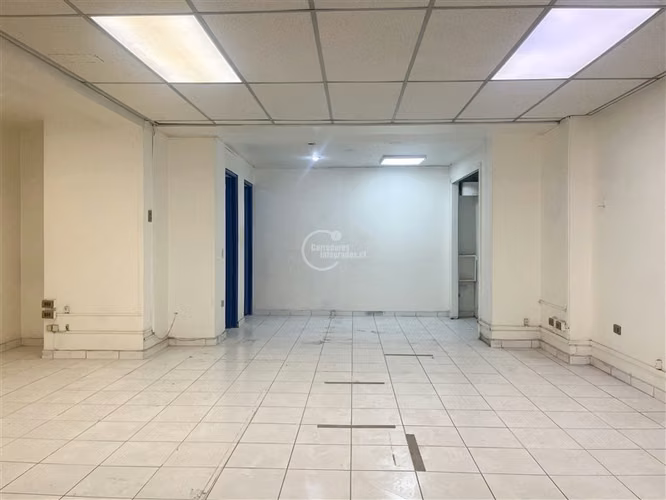 Local en Arriendo Metro Plaza de Armas 110 m2, 2 baños.