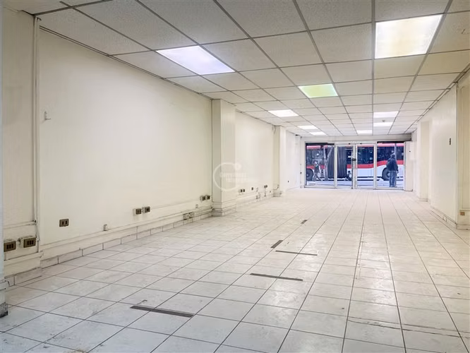 Local en Arriendo Metro Plaza de Armas 110 m2, 2 baños.
