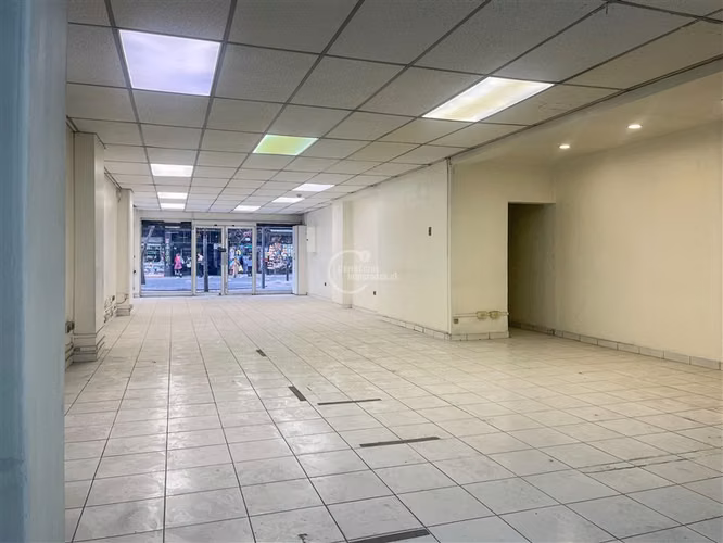 Local en Arriendo Metro Plaza de Armas 110 m2, 2 baños.