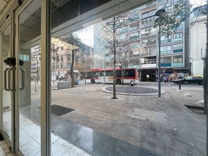 Local en Arriendo Metro Plaza de Armas 110 m2, 2 baños.