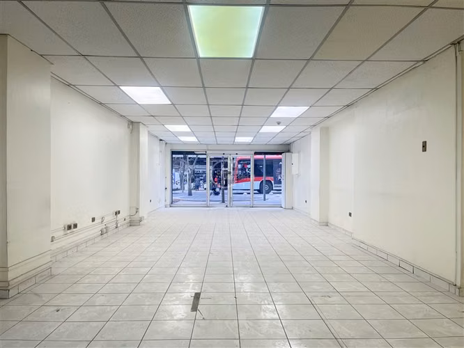 Local en Arriendo Metro Plaza de Armas 110 m2, 2 baños.
